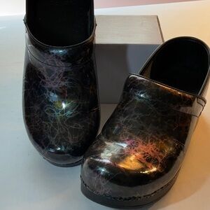 Dansko Clog Patent Leather Size 38 (8) Purple & Silver Lightning Iridescent